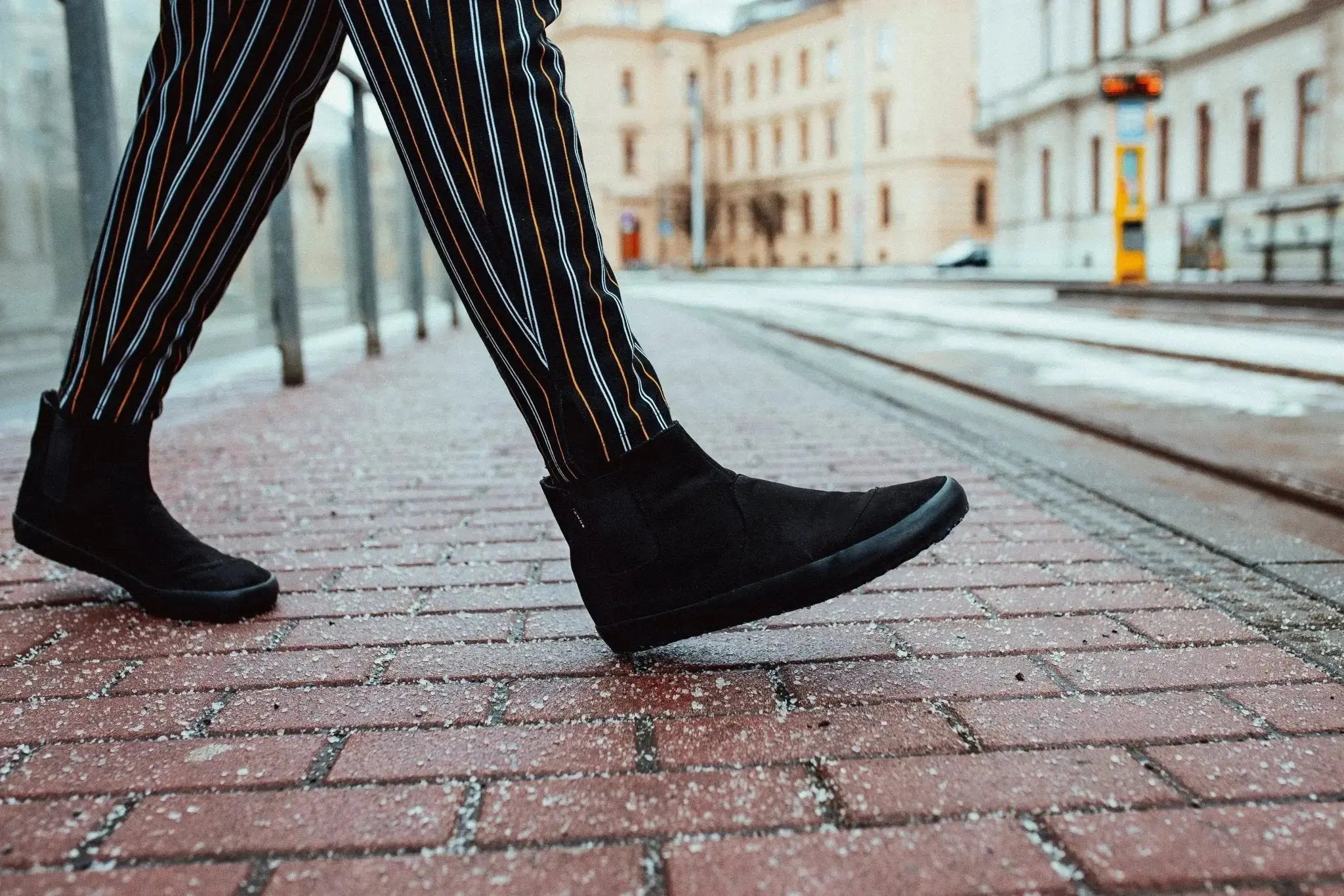 Bohempia - Rola Black & Black - Botas chelsea barefoot veganas unisex negras