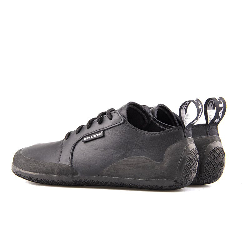 Saltic Outdoor Flat Black Nappa - Zapatillas barefoot unisex para senderismo negras