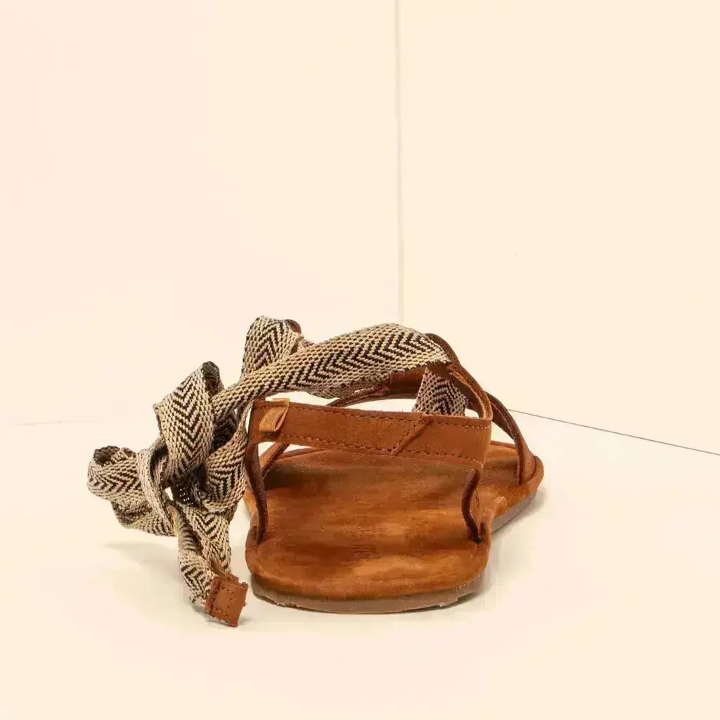 El Naturalista - Satya Cuero - Sandalias barefoot de cordones marrones para mujer