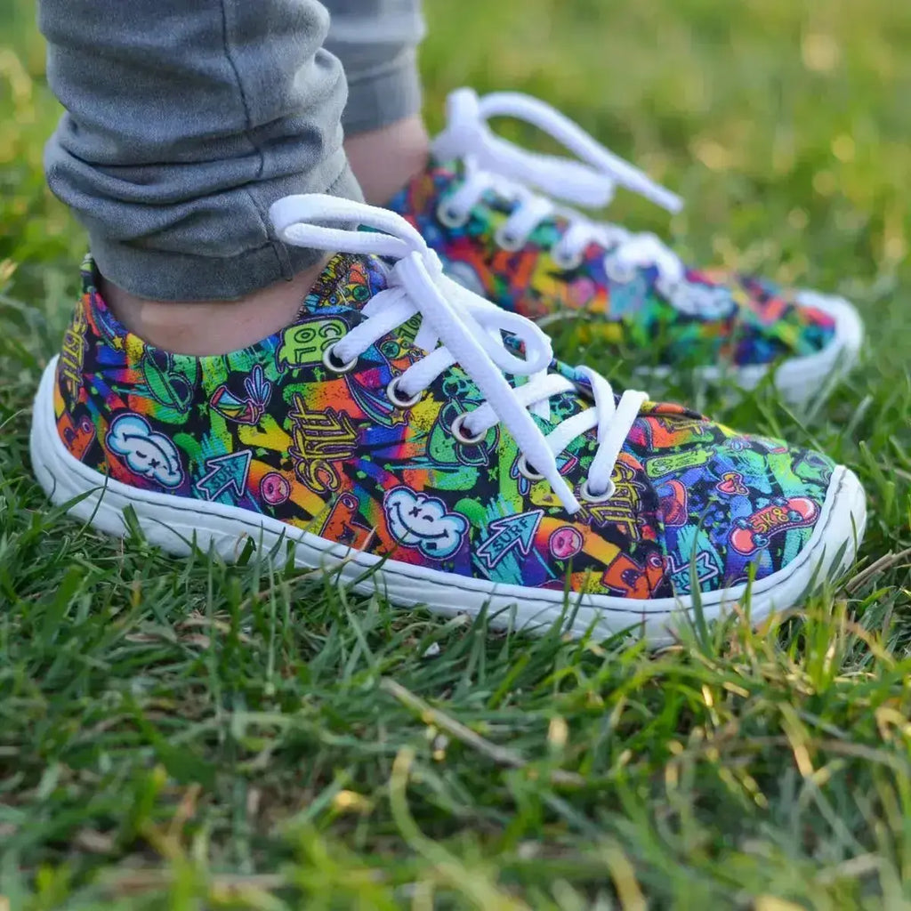 Fare Bare Sicilky Graffiti - Lonetas barefoot unisex azul marino con estampado de graffiti