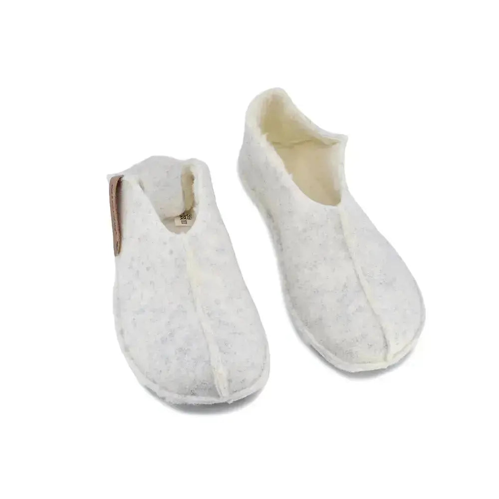 Omaking - Tohkri White - babuchas de casa barefoot fieltro y lana unisex