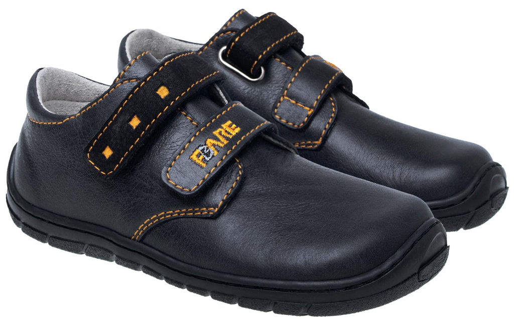 Fare Bare Kids Flutter Black - Zapatos barefoot colegiales para niños pequeños negros
