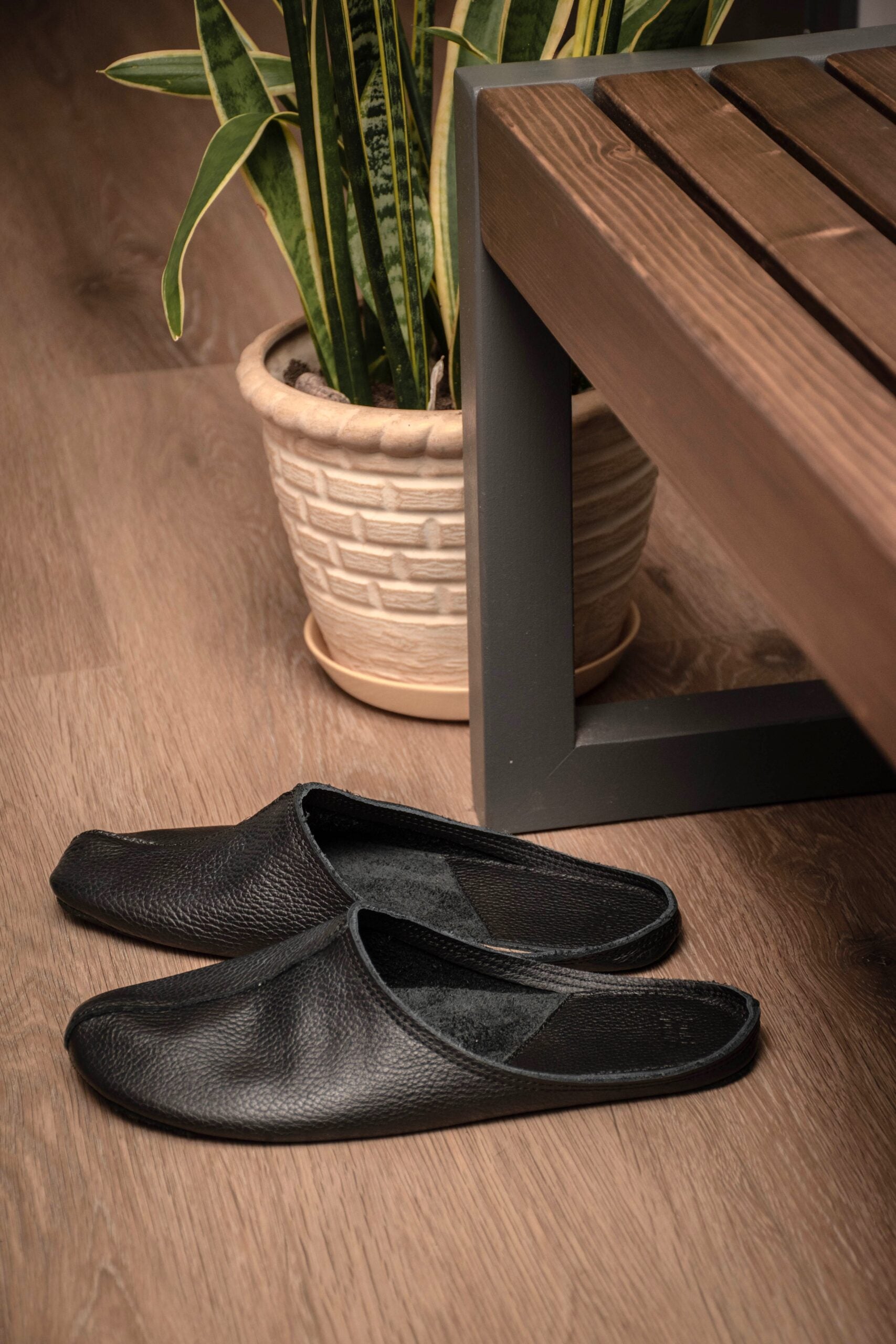 OmaKing Sulbi Black - Zapatillas de casa barefoot sin talón de cuero reciclado negras
