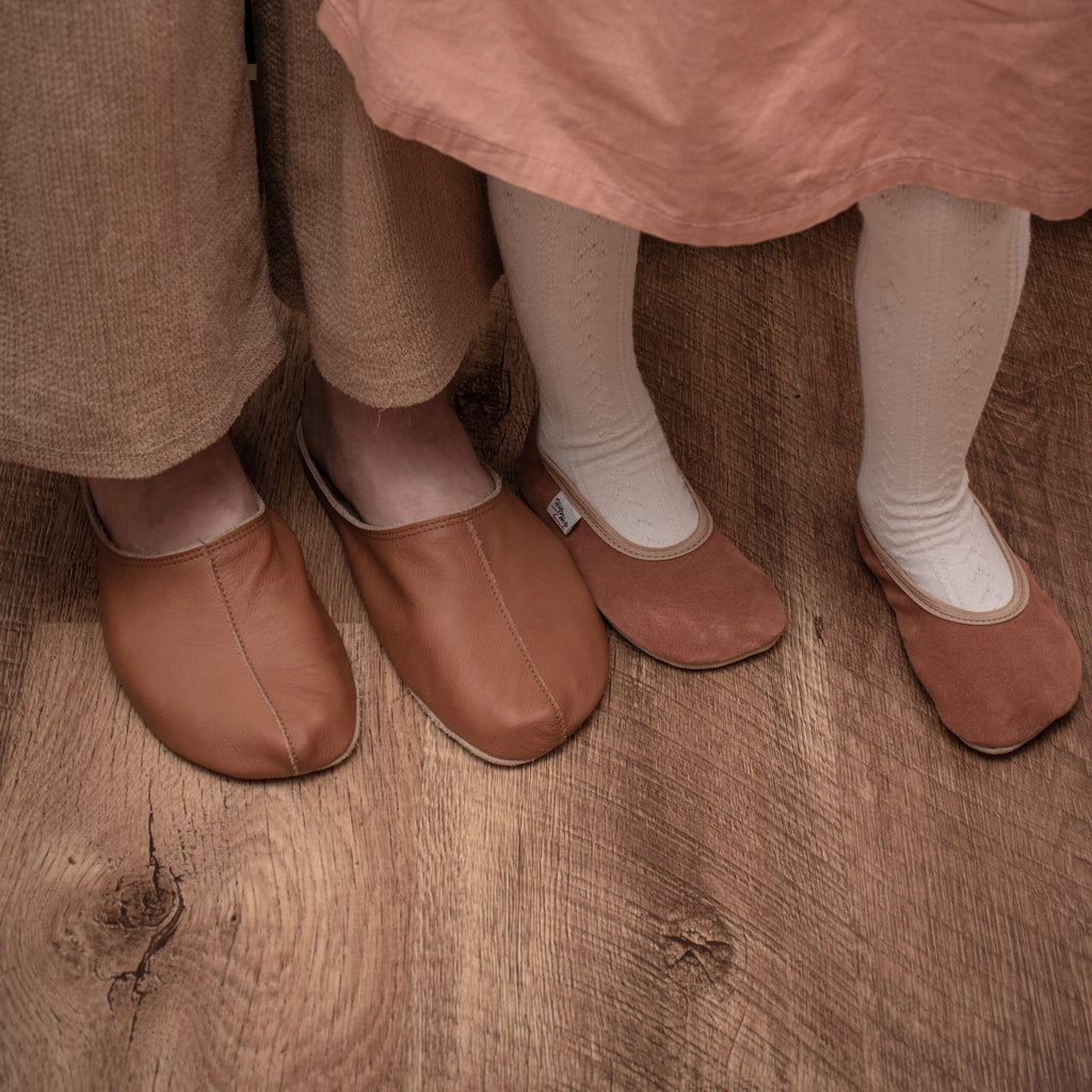 OmaKing Sulbi Brown - Zapatillas de casa barefoot sin talón de cuero reciclado marrones
