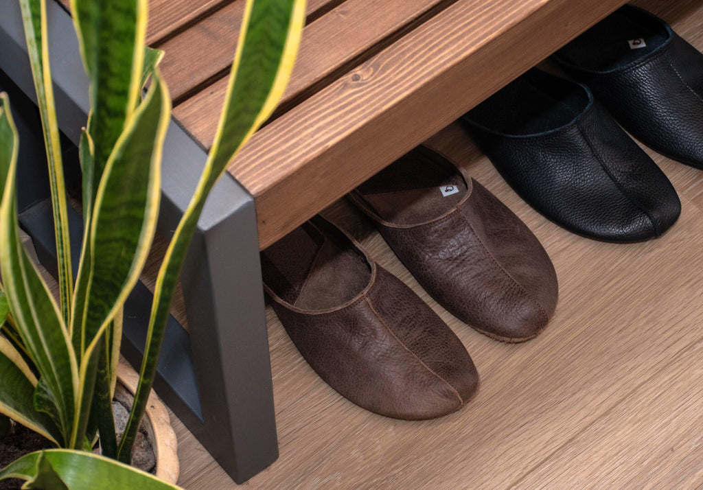 OmaKing Sulbi Black - Zapatillas de casa barefoot sin talón de cuero reciclado negras