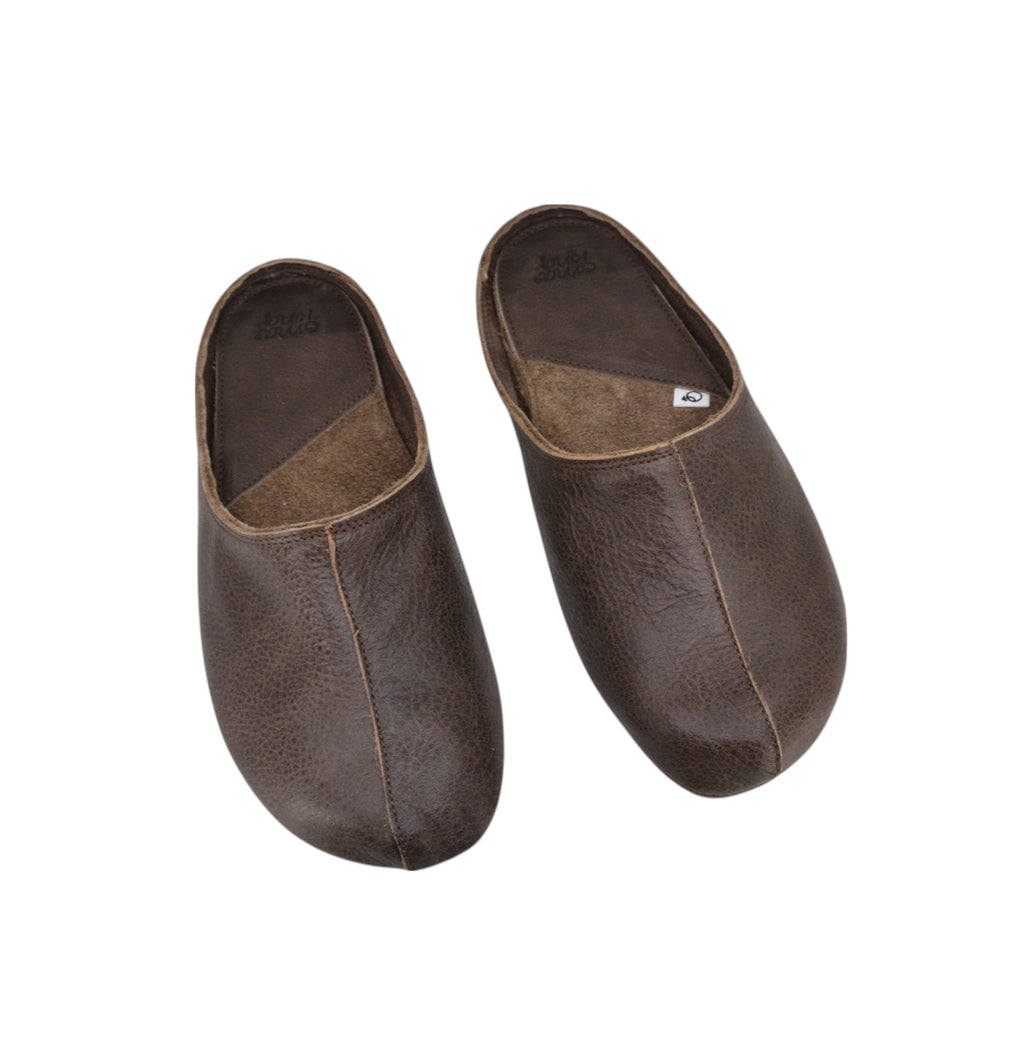 OmaKing Sulbi Dark Brown - Zapatillas de casa barefoot sin talón de cuero reciclado marrón oscuro
