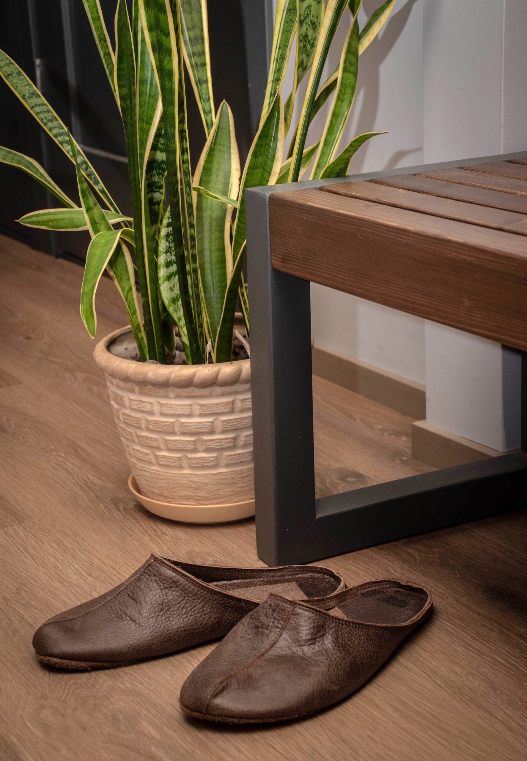 OmaKing Sulbi Dark Brown - Zapatillas de casa barefoot sin talón de cuero reciclado marrón oscuro